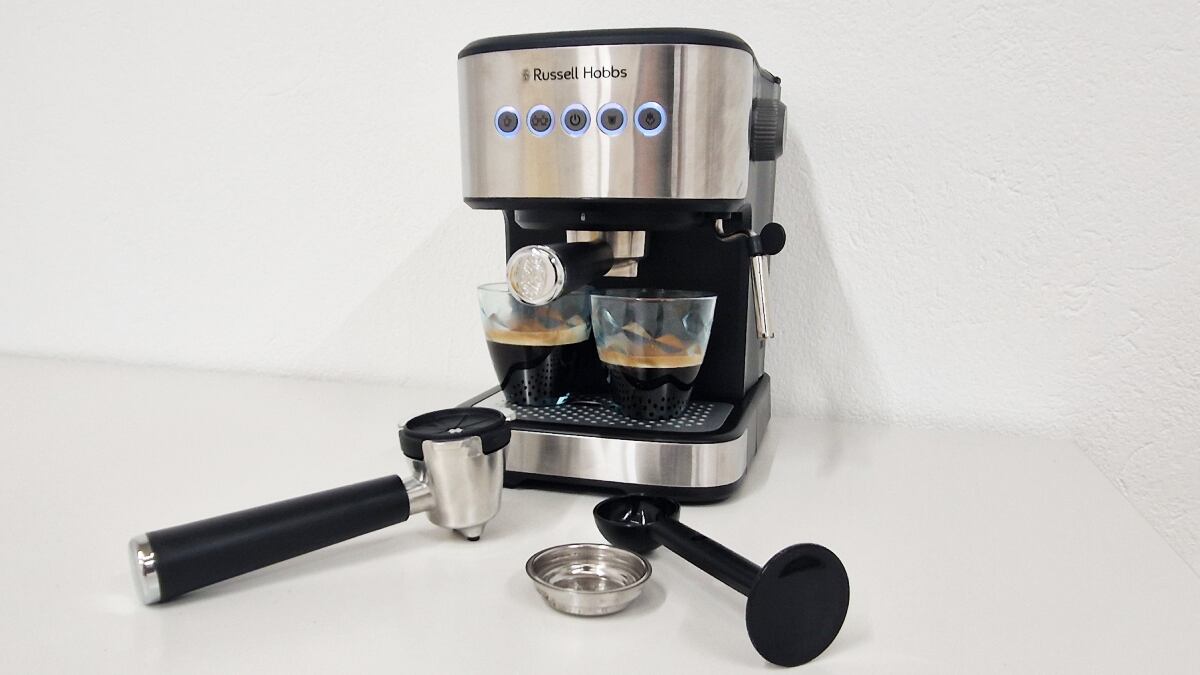 Vista frontal de la cafetera expreso Heaton, de Russell Hobbs, con múltiples accesorios.