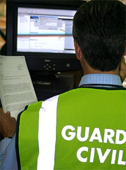 Un experto en nuevas tecnologías de la Guardia Civil estudia la página del detenido.