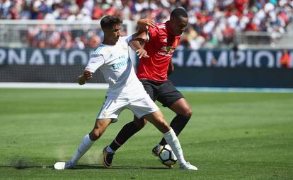 Achraf ante Martial durante el debut del Madrid ante el United.