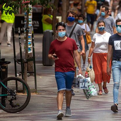 DVD1012 (28/07/2020) Personas con mascarillas en el centro de Madrid. 