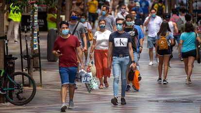 Personas con mascarillas en el centro de Madrid.