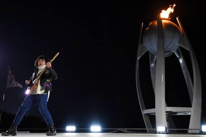 Actuación del guitarrista Yang Tae-Hwan durante la ceremonia de clausura de los Juegos Olímpicos de Pyeongchang, el 25 de febrero de 2018.