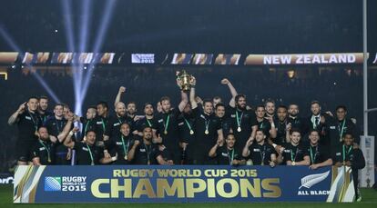 Richie McCaw y Kieran Read levantan el trofeo de campeones en Twickenham.