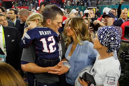 Tom Brady, Gisele Bundchen, su hija y su madre Galynn, celebrando una victoria.