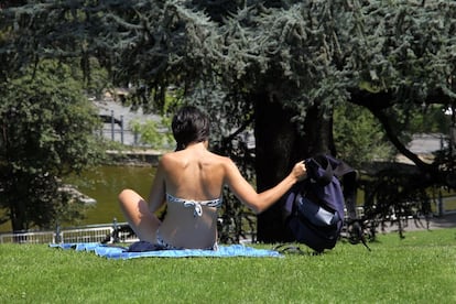 Una joven toma el sol en el parque de Doña Casilda