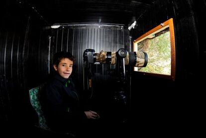 Carlos P&eacute;rez Naval, ready with his camera in a hide in Valencia.