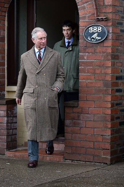 La elegancia parece que se transmite a través de los guiones ya que Josh O'Connor, que le da vida en la serie de Netflix The Crown, también causa sensación en la alfombra roja y es imagen de firmas como Loewe. ¿Veremos alguno de estos dos míticos abrigos en las próximas temporadas de la ficción?