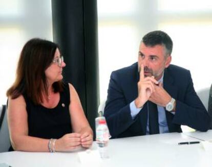 El consejero de Empresa, Santi Vila, con la Alcaldesa de Cambrils, Camí Mendoza, el pasado mes de agosto.