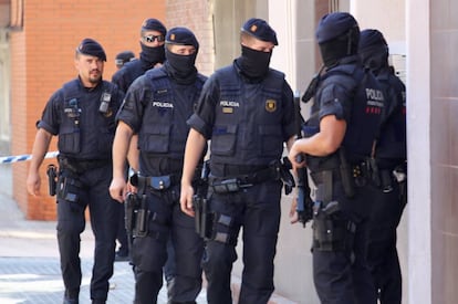 Agentes de los Mossos d'Esquadra, en la sede de la comisaría donde fue abatido un hombre después de irrumpir en ella al grito de 