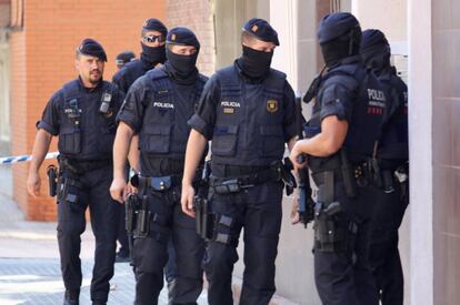 Agentes de los Mossos d'Esquadra, en la sede de la comisaría donde fue abatido un hombre después de irrumpir en ella al grito de