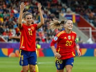 THUN (SUIZA), 07/07/2025.- La delantera española Claudia Pina (c) celebra tras marcar el 5-2 durante el partido de la segunda jornada de la fase de grupos de la Eurocopa 2025 entre la selección de España y la selección de Bélgica, este lunes en el Stockhorn Arena en Thun, Suiza. EFE/ Ana Escobar