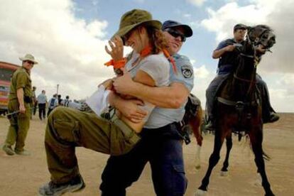 Soldados y policías israelíes, en un simulacro de desalojo en la base militar de Tseelim.