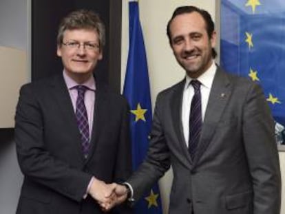El presidente de Baleares, José Ramón Bauzá (d), junto al comisario de Trabajo de la Unión Europea (UE), László Andor, al comienzo de la reunión que han mantenido hoy en el Parlamento Europeo, en Estrasburgo (Francia), en la que han abordado asuntos relacionados con temas de turismo y empleo.