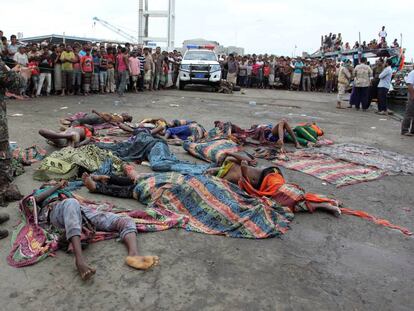 Los cuerpos de algunos de los refugiados somalíes muertos yacen en en el puerto de la ciudad yemení de Hodeida.