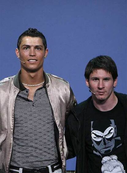 Cristiano Ronaldo y Messi posan antes de la ceremonia del FIFA World Player.