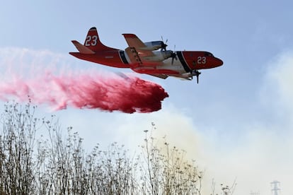 El gobernador, Gavin Newsom, declaró el domingo el estado de emergencia para poder movilizar todos los recursos disponibles. Un avión sobrevolaba ayer Vallejo (California).