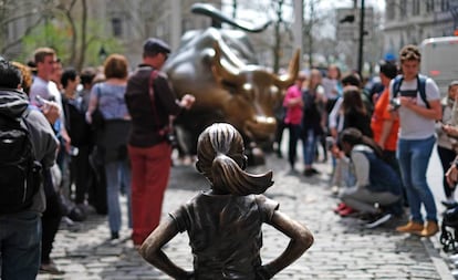 ‘A Menina Sem Medo’, de Kristen Visbal, instalada no Dia da Mulher de 2017 em frente ao ‘Touro que Ataca’ (‘Charging Bull’), em Wall Street, Nova York.