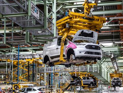 Trabajadores en la fábrica de Ford en Almussafes, Valencia.