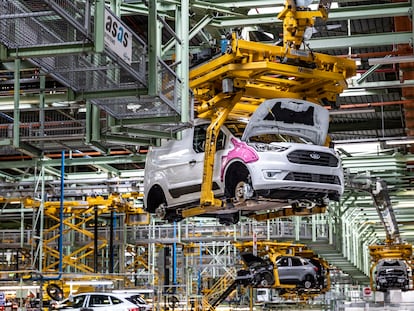 Trabajadores en la fábrica de Ford en Almussafes, Valencia.