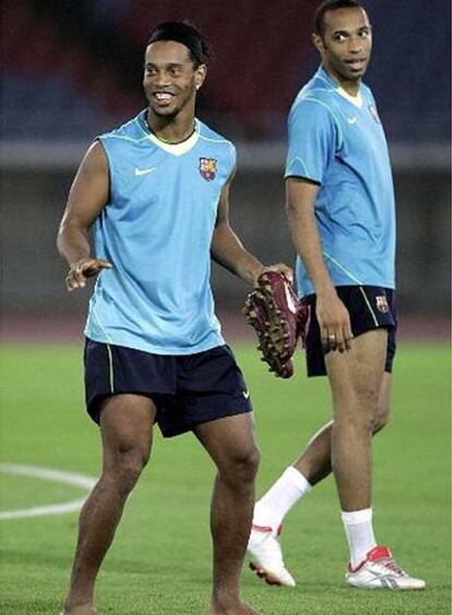 Ronaldinho y Henry entrenan en Yokohama