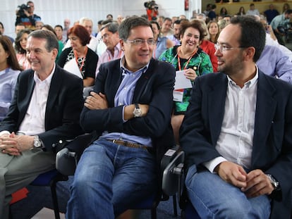 De izquierda a derecha, Abel Caballero, Óscar López y Antonio Hernando durante un comité federal del PSOE.