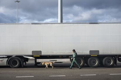 La Guardia Civil tiene la potestad del control de fronteras en el territorio español. Un miembro de la Jefatura Fiscal y de Fronteras, con un perro adiestrado, buscan estupefacientes y explosivos en los contenedores recién llegados del norte de África.