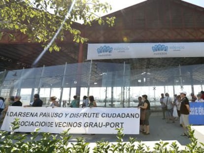 Los vecinos del Marítimo, fuera del Tinglado 2 del puerto, reivindican el litoral como espacio público
