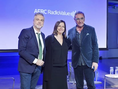 Los presentadores y periodistas matinales Carlos Alsina, Ángels Barceló y Carlos Herrer, reunidos en una jornada especial retransmitida en las tres cadenas con motivo del Día Mundial de la Radio.