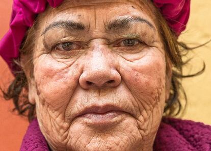 Raquel, de 73 años, es una de las residentes más antiguas en la casa. A los 18 años se casó con su primer marido. “A los 19 lo dejé por mujeriego, cabrón. Llevaba a una mujer en el camión. Lo vi y le dije: 'Si me haces esto cuando tengo 19, ¿qué no me vas a hacer cuando sea vieja?'. Me quedé joven con mis niñas chiquitas. Agarré ese ramo de sexo-servidora para alimentarlas. Nunca regalé nada y conseguí que tuvieran un apartamento para ellas. No quise que me humillaran a mis hijas. Ahora ya no quiero gallos”, cuenta después de bailar durante rato boleros norteños.