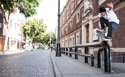 El 'skater' de la foto es Max Barrera, y está haciendo un 'nose grind' en el centro histórico de México DF. "De todos los patinadores de México que hay que conocer, Max es uno de ellos", dice Leal. Normalmente los policías no dejan patinar en el centro histórico. Para tomar esta foto aprovecharon el rato en que los agentes de la zona se fueron a comer.