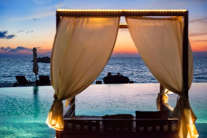 Terraza de uno de los restaurantes y piscina del hotel The Residence, en el atolón Gaafu Alifu.