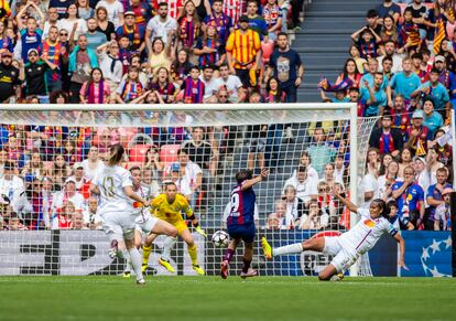 La delantera del FC Barcelona Mariona Caldentey lanza ante la portera del Lyon Christiane Endler.