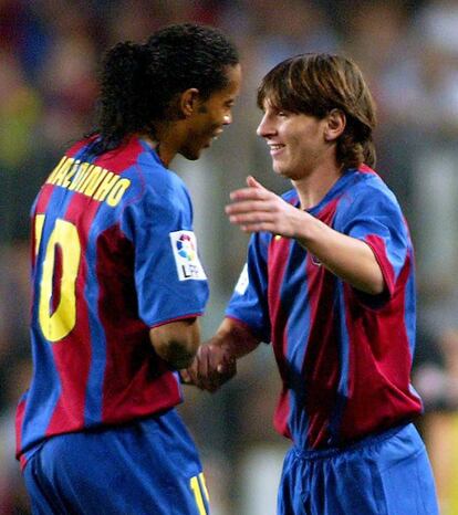 Ronaldinho 'apadrinó' a Messi desde que ascendió al primer equipo. En la imagen, el argentino sustituye al brasileño durante un partido de Liga en el Camp Nou, en la temporada 2004-05.