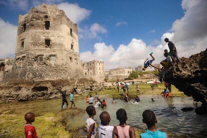 Niños somalíes jugando frente a las ruinas de un edificio en la costa de Hamarweyne, Mogadisco.