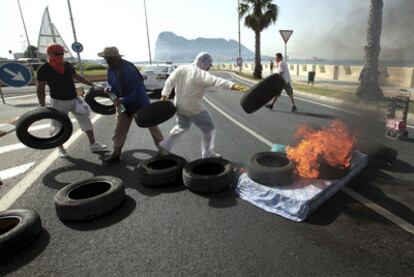 Trabajadores del Ayuntamiento de La Línea de la Concepción queman neumáticos en la carretera de acceso a Gibraltar.