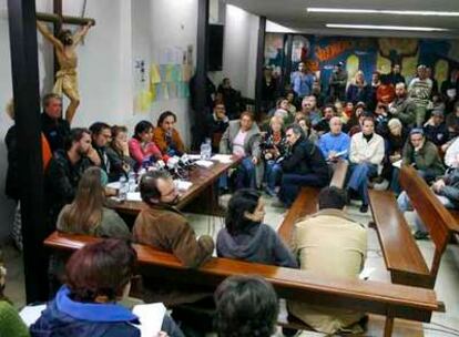 Los representantes de la parroquia durante la celebración, ayer, de una rueda de prensa dentro del templo.