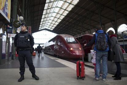 Un policía vigila la Estación de París Norte, este sábado. El dispositivo de seguridad francés presta especial atención a la red de transportes.