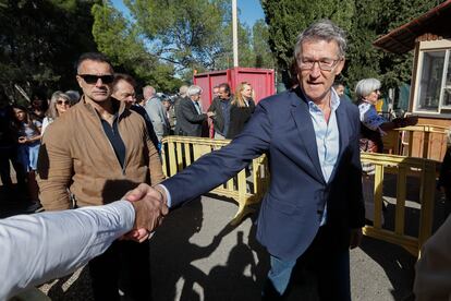 El presidente del PP, Alberto Núñez Feijóo, saluda a un simpatizante en un acto de partido, el 29 de septiembre en Zaragoza.