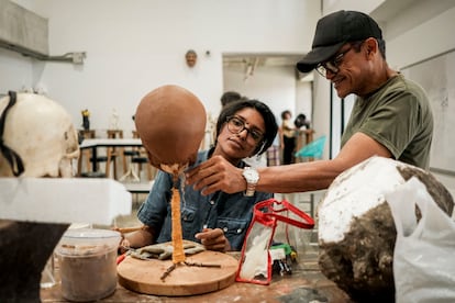Márquez habla con una estudiante durante una clase de escultura en la Escuela Distrital de Artes de Barranquilla.
