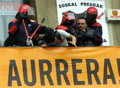 La ertzaintza desencadena de la sede de Bilbao a Ibón Arbulu y Karmelo Landa, dirigentes de Batasuna.