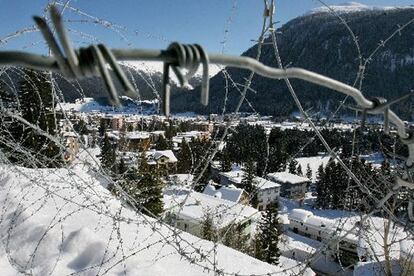 Fuertes medidas de seguridad rodean la edicición de este año del Foro Económico Mundial que se celebra en Davos, el pueblo suizo de La montaña mágica de Thomas Mann. La celebración por trigésimo sexto año en la pequeña localidad suiza la ha convertido en un pueblo fortificado, con la presencia de 5.500 policías locales, y aviones de combate y helicópteros.