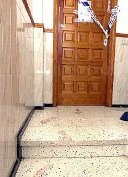 La puerta de la vivienda donde han sucedido los hechos, con las huellas de los pies del agresor marcadas en sangre.