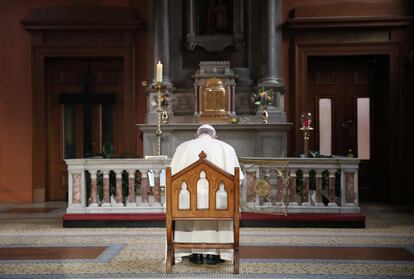 El papa Francisco reza en la Catedral de Santa María en Dublin (Irlanda).