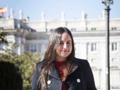 Maite Alberdi frente al Palacio Real de Madrid. 