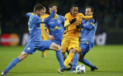 Neymar lluita per la pilota amb tres jugadors del Bate Boríssov.