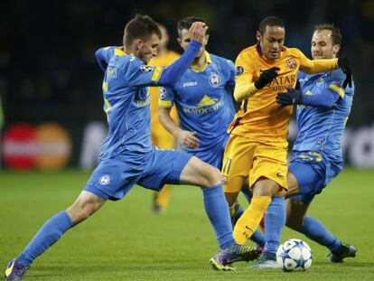 Neymar pelea el bal&oacute;n frente a tres jugadores del Bate Borisov. 