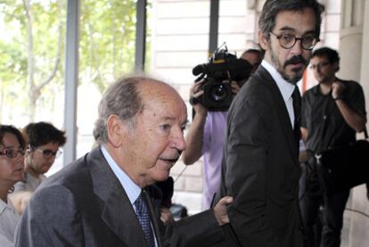 José Luis Núñez, ayer llega a la Audiencia de Barcelona con su abogado, Cristóbal Martell.