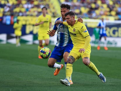 Alberto Moreno defiende el balón ante Javi Puado durante el Villarreal-Espanyol de este jueves.