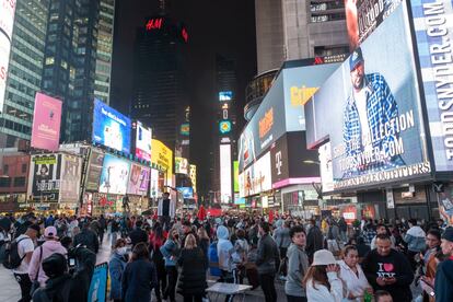 Times Square ha vuelto a ser un hervidero de gente. Este fin de semana, que se celebraba en Estados Unidos Memorial Day, visitantes y locales aprovecharon para salir a las calles de la Gran Manzana.