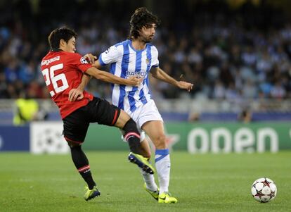 Carlos Martínez pugna con Kagawa